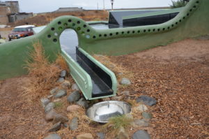Foto: Am Dach des Earthships wird das Regenwasser gesammelt