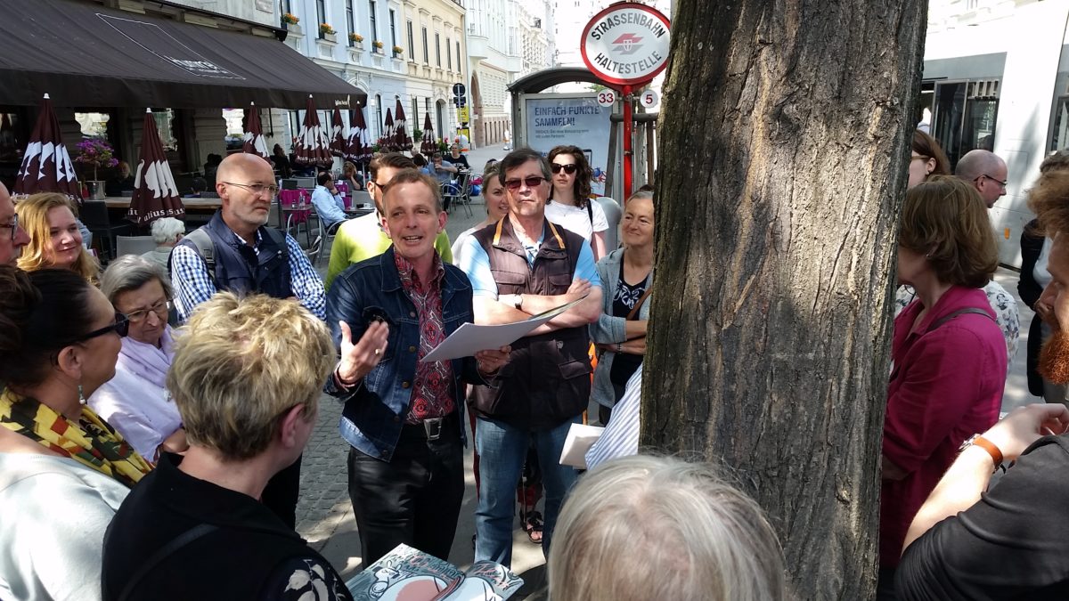 eine gruppe menschen am beginn einer stadtführung