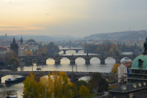 Aussicht auf die Brücken von Prag vom Letna Park aus